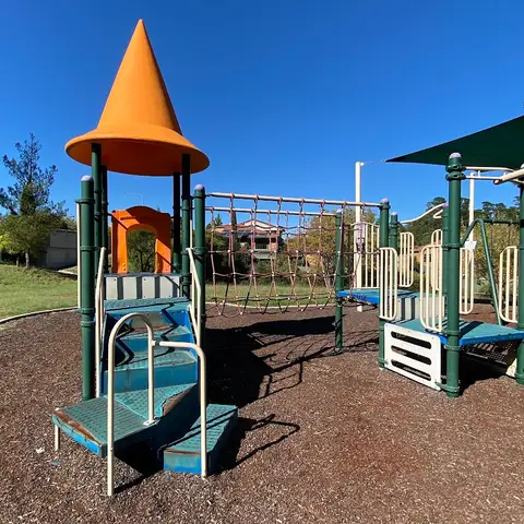 Dumolo Place Playground, Isaacs